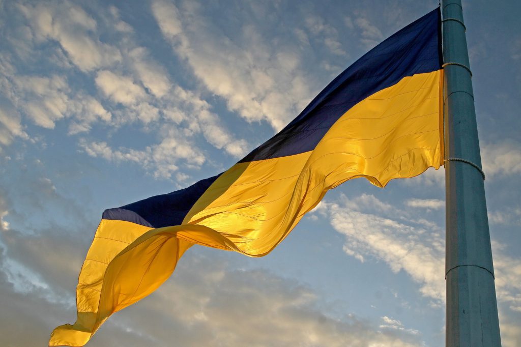 як повісити прапор на стіну