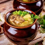 картопля у горщиках з м'ясом та грибами