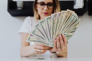 люди які вибивають гроші