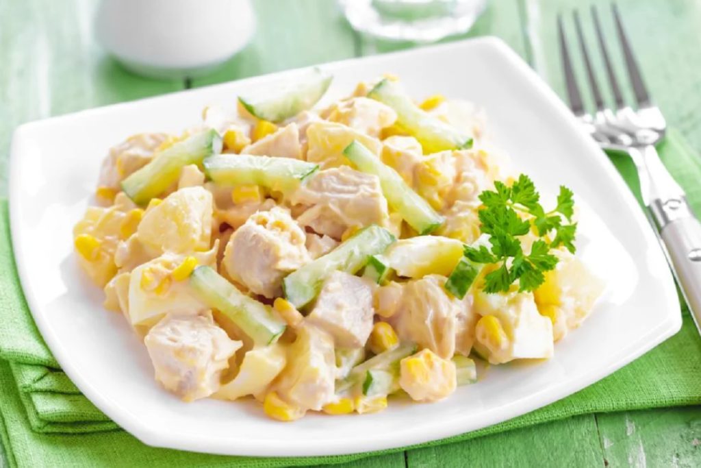 салат з ананасами куркою та сиром