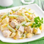 салат з ананасами куркою та сиром