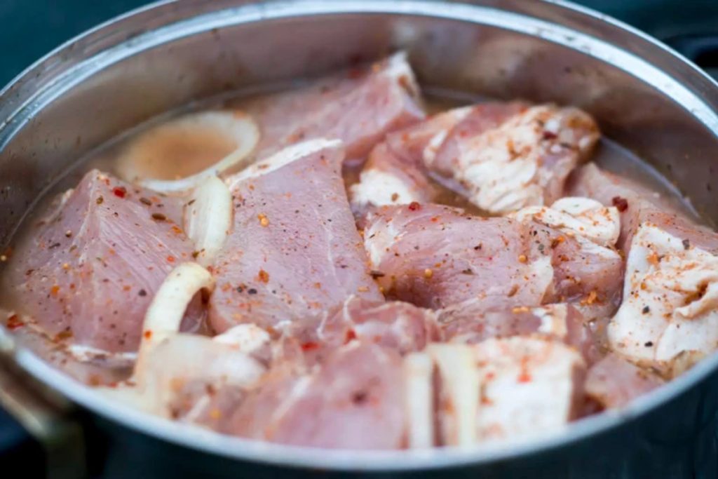 як замаринувати м'ясо на шашлик