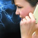 чи можна сидіти в телефоні під час грози