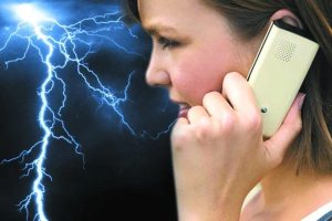 чи можна сидіти в телефоні під час грози