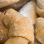 дріжджові рогалики на сметані