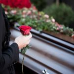 кому не можна мити покійника