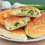 пиріжки з яйцем і цибулею
