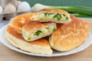 пиріжки з яйцем і цибулею