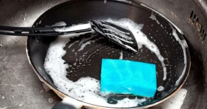 як відчистити сковорідку від нагару зовні