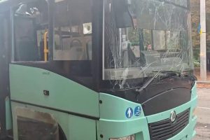 Російський безпілотник атакував маршрутку у центрі Херсона серед поранених водій