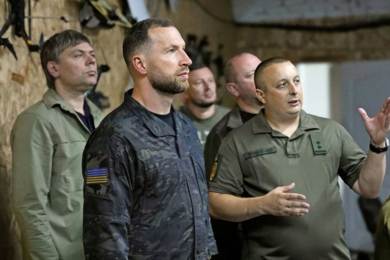 Серед головних питань — протидія безпілотникам і захист від авіабомб. Міністр оборони Євгеній Хмара відвідав Херсонщину