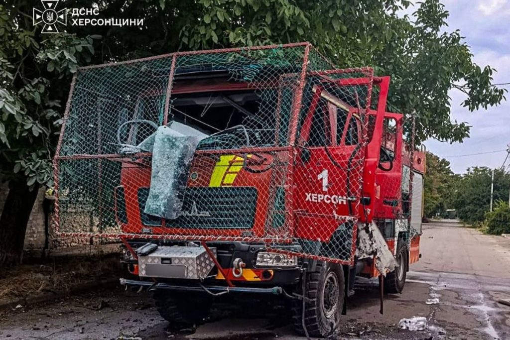 У Херсоні під час ліквідації наслідків російської атаки окупанти завдали повторного удару по рятувальниках. FPV-дрон поцілив в автоцистерну. Поранений водій.