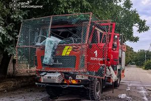 У Херсоні під час ліквідації наслідків російської атаки окупанти завдали повторного удару по рятувальниках. FPV-дрон поцілив в автоцистерну. Поранений водій.
