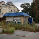 Безпілотником по зупинці у Зеленівці поблизу Херсона внаслідок атаки РФ поранена літня жінка