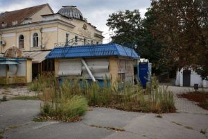Безпілотником по зупинці у Зеленівці поблизу Херсона внаслідок атаки РФ поранена літня жінка