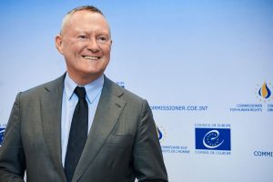 Люди опинилися в пастці». Комісар Ради Європи з прав людини закликав до евакуації цивільних з Олешок на Херсонщині