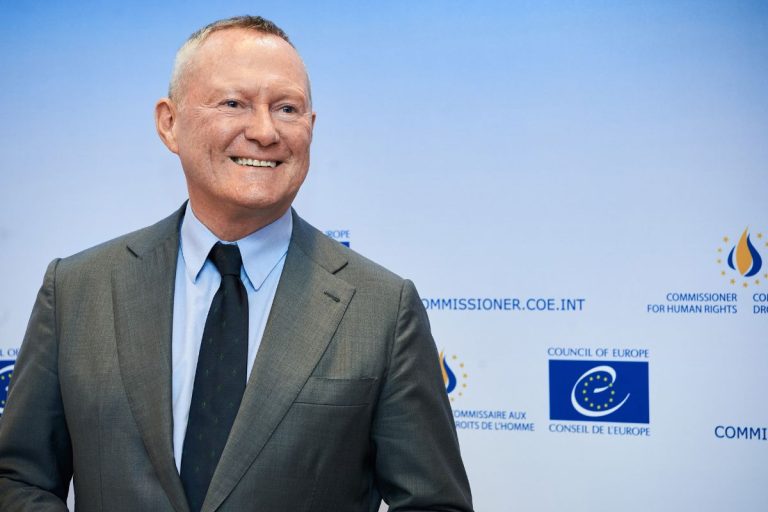 Люди опинилися в пастці». Комісар Ради Європи з прав людини закликав до евакуації цивільних з Олешок на Херсонщині
