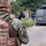 Немає зв'язку та постійні обстріли з села Борозенської громади на Херсонщині евакуювали жінку з собакою