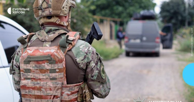Немає зв'язку та постійні обстріли з села Борозенської громади на Херсонщині евакуювали жінку з собакою