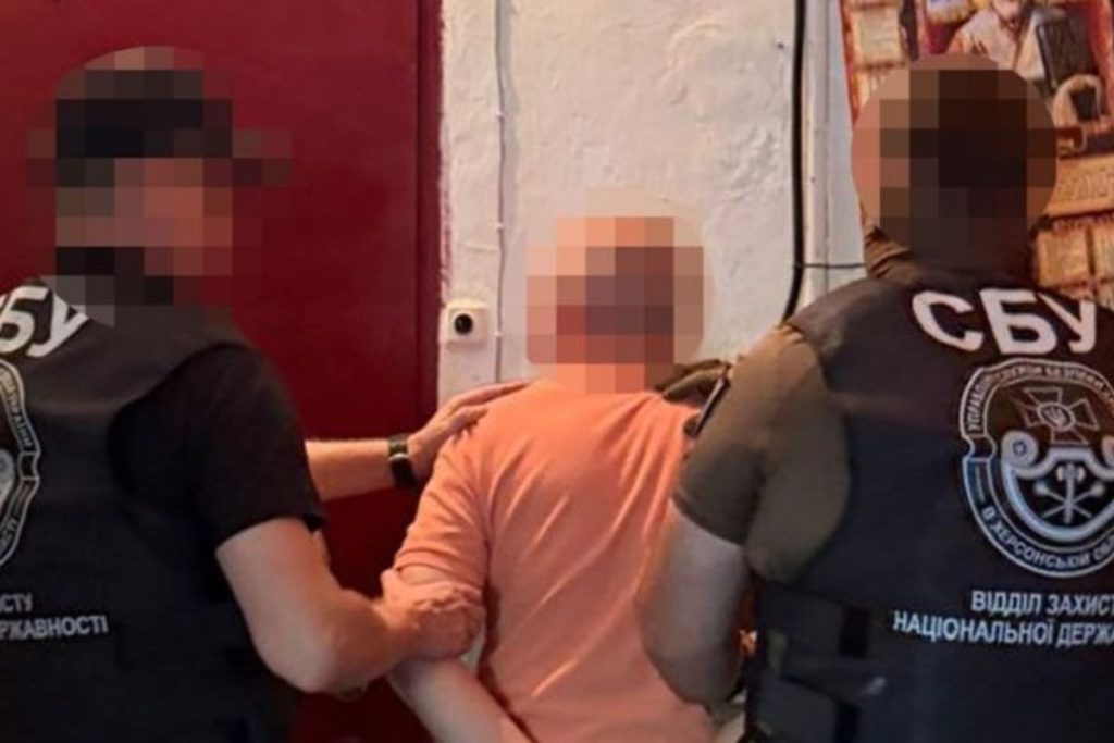 Очолив при окупантах «юнацьку бібліотеку» СБУ затримала жителя Херсона й оголосила йому про підозру
