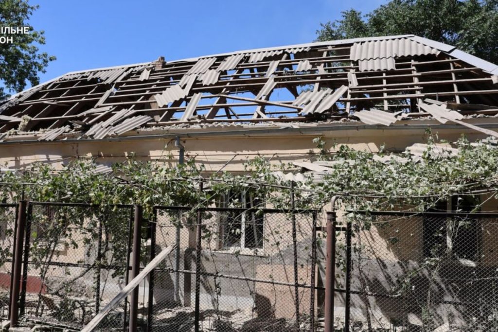 Російська армія вдарила з артилерії по Херсону поранений 51-річний чоловік