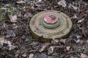 У центрі Херсона на російській вибухівці підірвалась 65-річна жінка