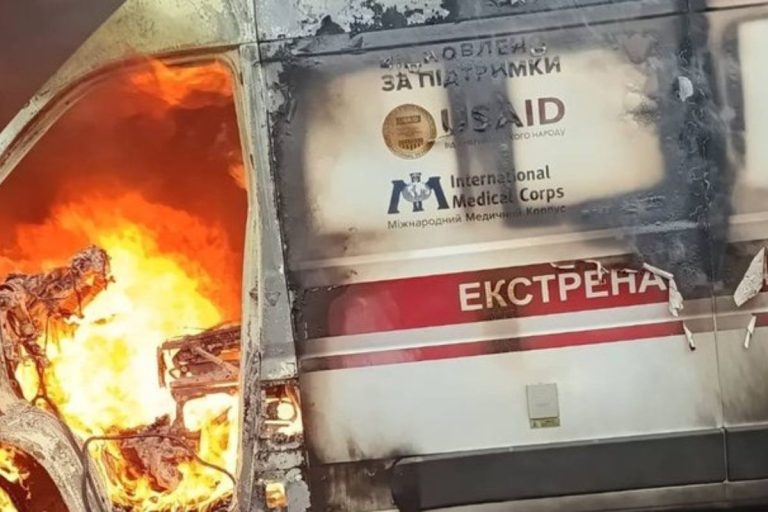 У Херсоні безпілотник РФ атакував бригаду швидкої допомоги поранені медики
