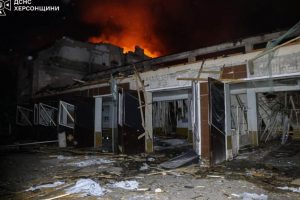 У Херсоні внаслідок атаки РФ згоріли техніка та майно підрозділу ДСНС