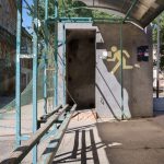 Удар РФ по зупинці в Центральному районі Херсона поранена жінка