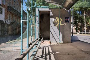 Удар РФ по зупинці в Центральному районі Херсона поранена жінка