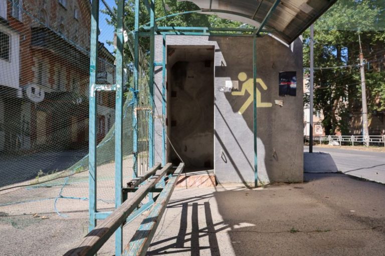 Удар РФ по зупинці в Центральному районі Херсона поранена жінка