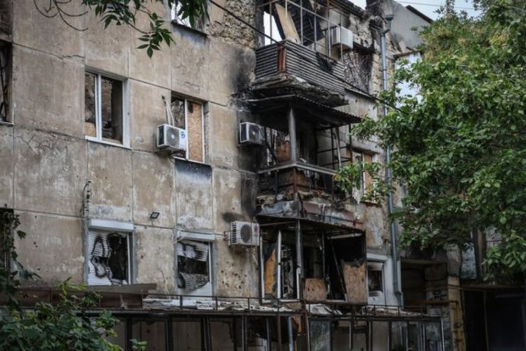 Військові РФ обстріляли середмістя Херсона поранені двоє жінок