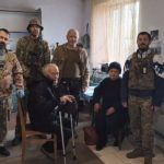 Військовослужбовці 102 бригади евакуювали дідуся та бабусю із прифронтового Берислава
