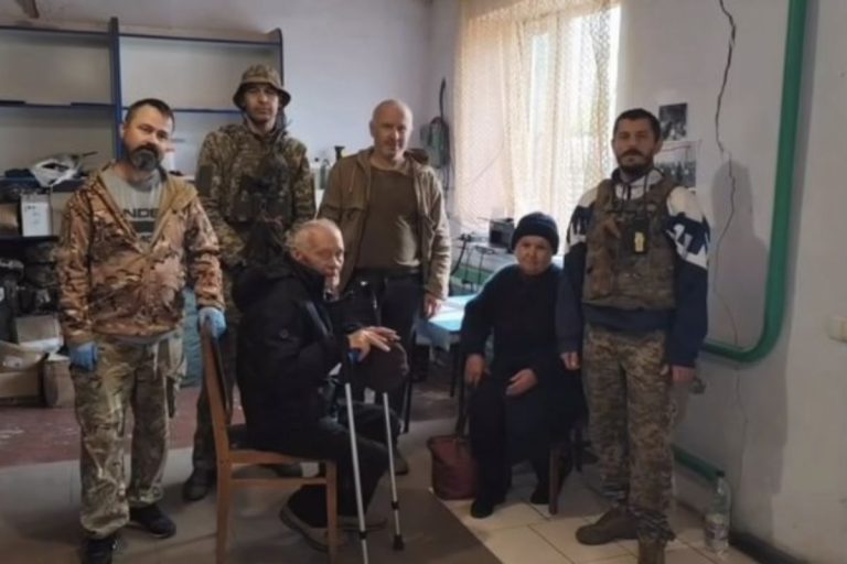 Військовослужбовці 102 бригади евакуювали дідуся та бабусю із прифронтового Берислава