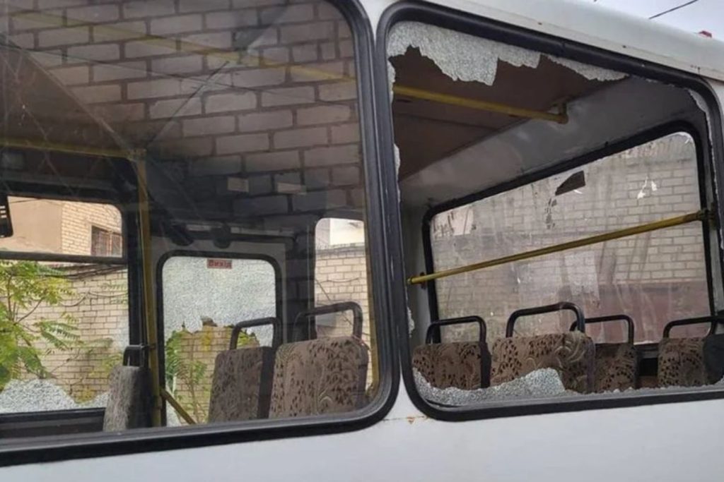 Атака дрона на маршрутку в Херсоні стало відомо про ще одного пораненого