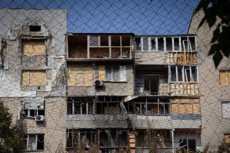 Через артобстріл Корабельного району Херсона поранена 44-річна працівниця медичного закладу