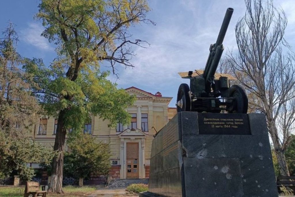 Через обстріл РФ пошкоджений пам'ятник гарматі, встановлений перед краєзнавчим музеєм у Херсоні