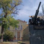 Через обстріл РФ пошкоджений пам'ятник гарматі, встановлений перед краєзнавчим музеєм у Херсоні