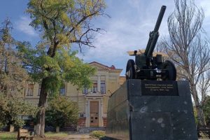 Через обстріл РФ пошкоджений пам'ятник гарматі, встановлений перед краєзнавчим музеєм у Херсоні