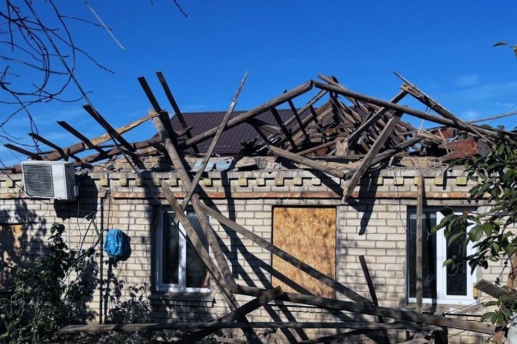 Двоє поранених, пошкоджені будинки армія РФ обстріляла 44 населені пункти Херсонщини