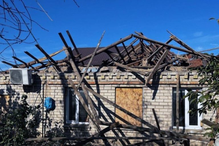 Двоє поранених, пошкоджені будинки армія РФ обстріляла 44 населені пункти Херсонщини