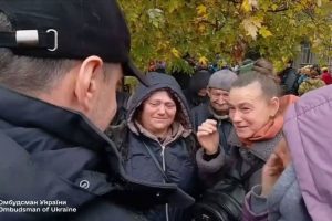 Лубінець прибув до Олешків та спілкується з місцевими жителями режим тиші триває понад 80 годин