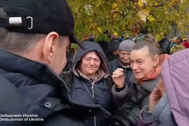 Лубінець прибув до Олешків та спілкується з місцевими жителями режим тиші триває понад 80 годин