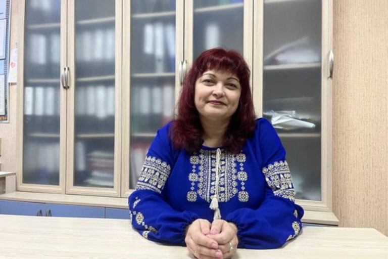 Навчає дітей онлайн і виходить на театральну сцену історія вчительки з Херсона Євгенії Сичинської