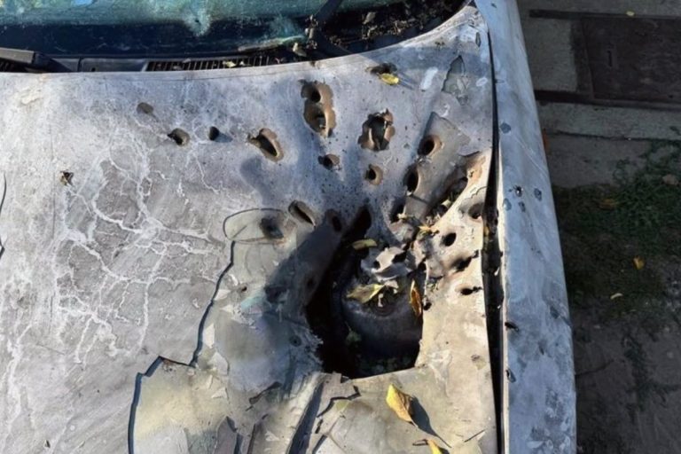 Російський FPV-дрон влучив в автівку поліції у Херсоні поранені двоє правоохоронців