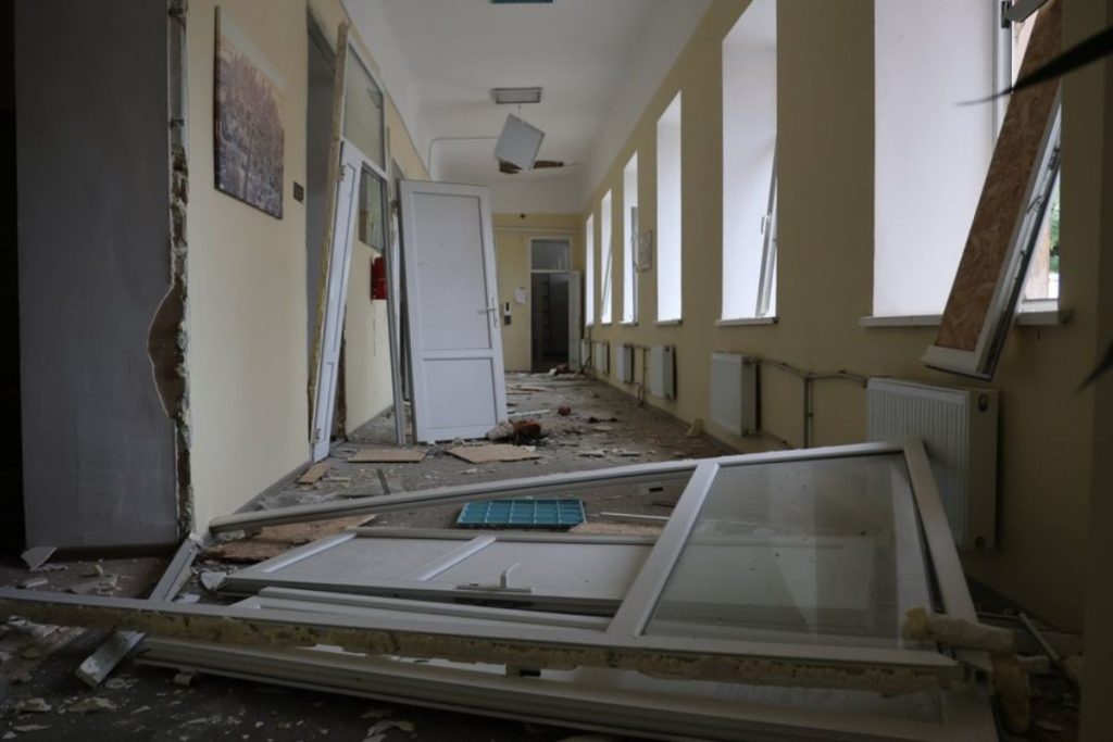 У Херсоні через атаку безпілотника по медзакладу поранена медична сестра