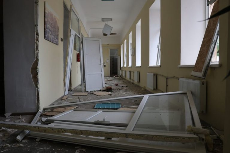 У Херсоні через атаку безпілотника по медзакладу поранена медична сестра